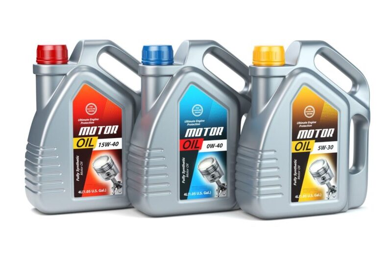 Plastic-motor-oil-canisters-with-different-types-of-motor-oil-on-white-isolated-background.-1046550104_7200x4800